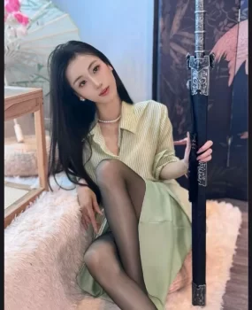 细长美腿黑丝袜御姐自己做