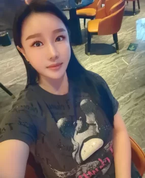 外表清纯闷骚御姐