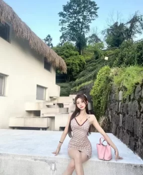 身材匀称S型水嫩女装店气质御姐卖完衣服兼职