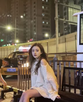 皮肤光滑雪白 完美身材线条 小巧玲珑 肤白长腿 活泼可爱 