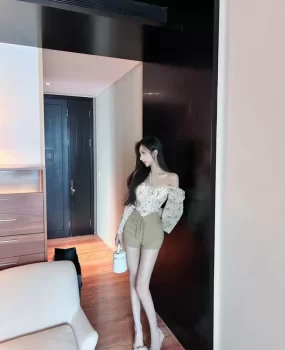 魔鬼身材匀称优美曲线传媒公司气质接待小姐姐