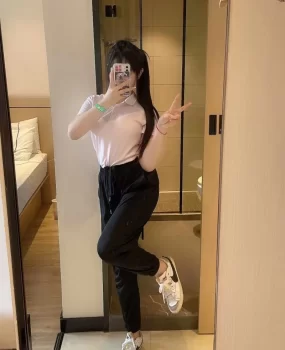 极品嫩妹，活好身材棒，皮肤白白嫩嫩，清纯爱笑