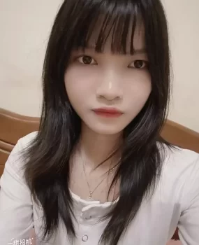 刚出来，还没有上班的小女生