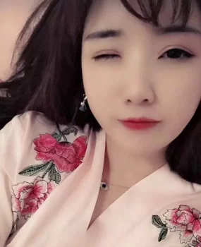 关上体验丰满小美女