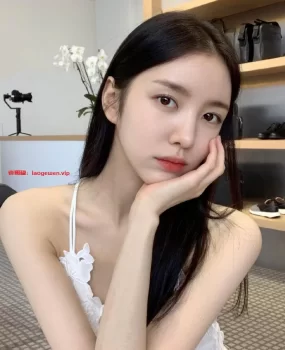 云南昆明外围模特兼职嫩逼水多波大屁股大丝袜制服泡泡浴调情简直爽翻了