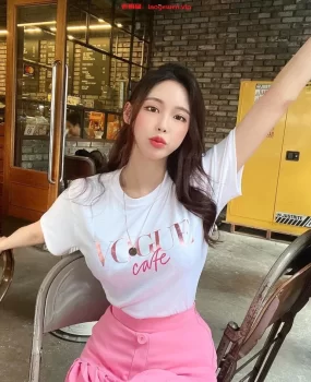 广东深圳外围车模兼职嫩逼水多波大屁股大丝袜制服泡泡浴调情简直爽翻了